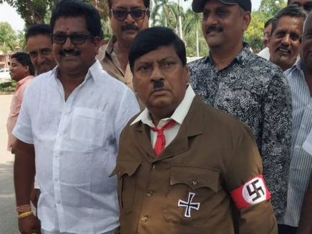 जब 'हिटलर' के वेश में संसद पहुंचे ये सांसद, लोगों ने जमकर खिंचाई तस्वीरें