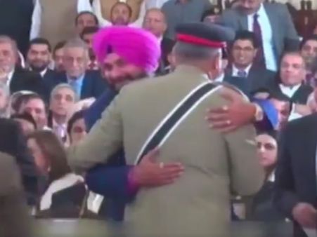 नवजोत सिंह सिद्धू ने लगाया पाकिस्‍तान आर्मी चीफ जनरल कमर जावेद बाजवा को गले, हमेशा भारत को मिली है गले लगने की सजा