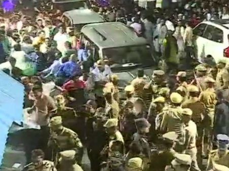 Karunanidhi के अंतिम दर्शन के लिए दुख से बेकाबू हुए समर्थक, पुलिस ने किया लाठी चार्ज