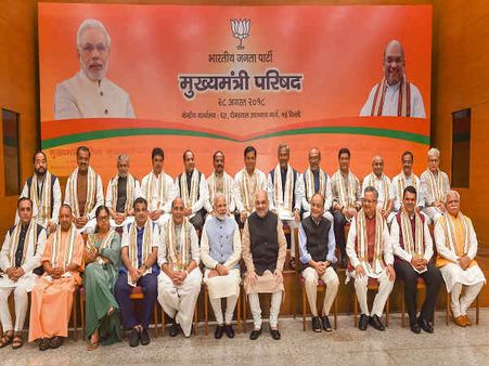 सवर्णों की नाराजगी से परेशान है बीजेपी, मनाने के लिए मुख्यमंत्रियों को सौंपा गया ज़िम्मा