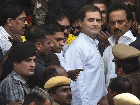 करुणानिधि को श्रद्धांजलि देने गए राहुल गांधी की सुरक्षा में हुई बड़ी चूक, सामने आया वीडियो