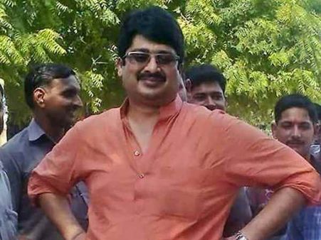 यूपी: अवैध असलहे मिलने पर परिवार को भेजा जायेगा जेल, पूर्व मंत्री राजा भैया ने उठाये सवाल