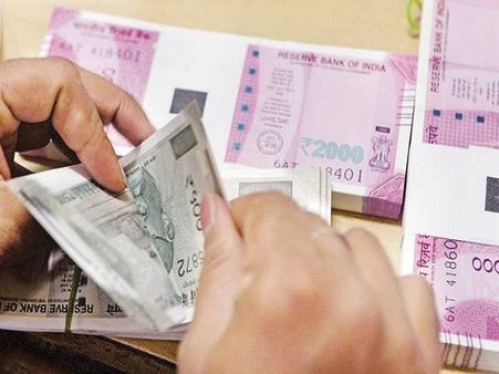 अब तक के सबसे निचले स्तर पर पहुंचा रुपया, एक डॉलर की कीमत 71.12 रु. हुई