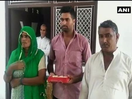 एशियन गेम्स में गोल्ड जीतने वाले सौरभ की मां बोली- बेटे पर गर्व है, गांव में जश्न का माहौल