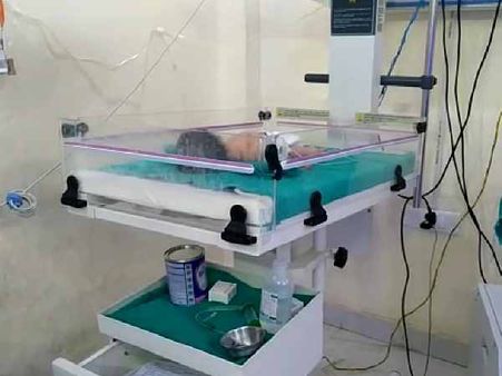 डिलीवरी के बाद मोबाइल पर बात करने लगी डॉक्टर, डस्टबिन में गिरा नवजात बच्चा