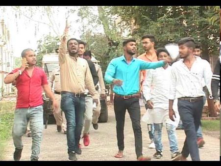 आईटीआई का पेपर लीक होने पर जबलपुर में छात्रों ने काटा बवाल