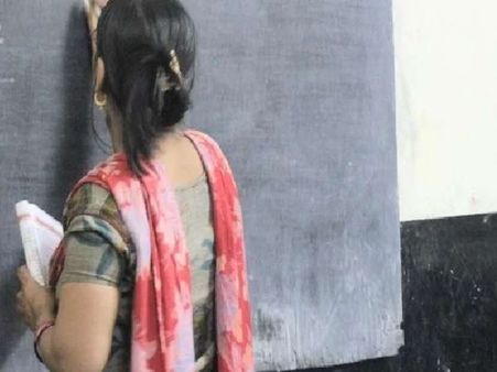 यूपी के आठ अति पिछड़े जिलों से शिक्षिकाओं के नहीं होंगे अंतरजनपदीय तबादले