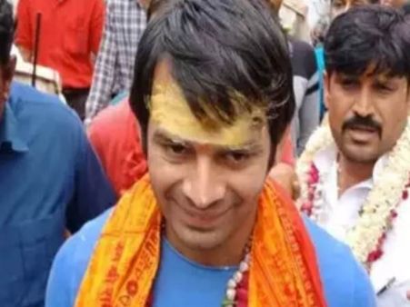 जनता दरबार में शिकायत लेकर आई महिला के लिए थाने के बाहर धरने पर बैठे तेज प्रताप