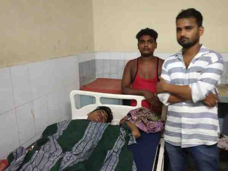 यूपी में फिर दबंगई, फ्री में झूला नहीं झुलाया तो डंडे से मार-मारकर कर दिया बेहोश