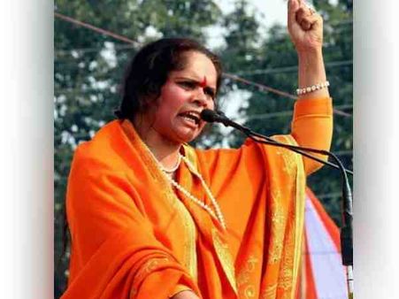 साध्वी प्राची के खिलाफ गैर जमानती वारंट हुआ जारी, संगीत सोम का मामला पहुंचा स्पेशल कोर्ट में