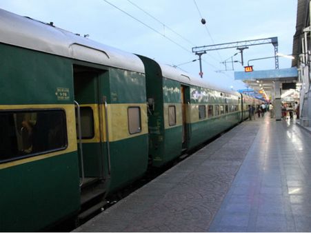 गोमती, आगरा इंटरसिटी एक्सप्रेस समेत ये ट्रेनें 25 सितंबर तक के लिए कैंसिल