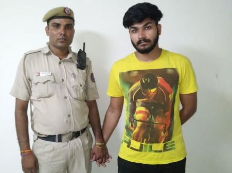 दिल्ली पुलिस ने आरोपी रोहित तोमर के पिता को किया सस्पेंड, पीड़िता के परिवार को धमकाने का आरोप