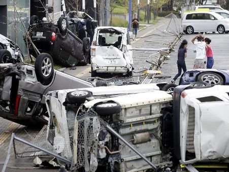 जापान में 'जेबी' तूफान का कहर, 600 उड़ानें रद्द, हाईवे पर चलती कारें उड़ी