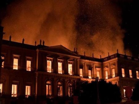 ब्राजील नेशनल म्यूजियम में आग: अधिकारियों की लापरवाही से 200 सालों की मेहनत जलकर हुई राख