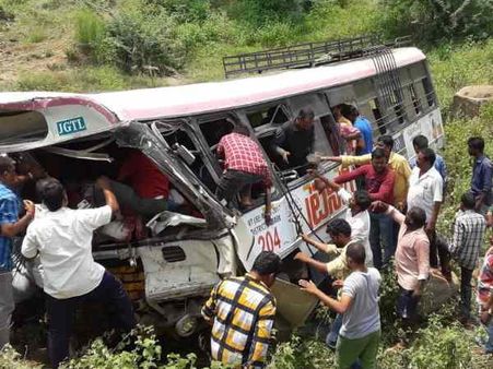 तेलंगाना परिवहन की बस खाई में गिरने से 52 की मौत, तस्वीरों में देखिए हादसे की भयावहता