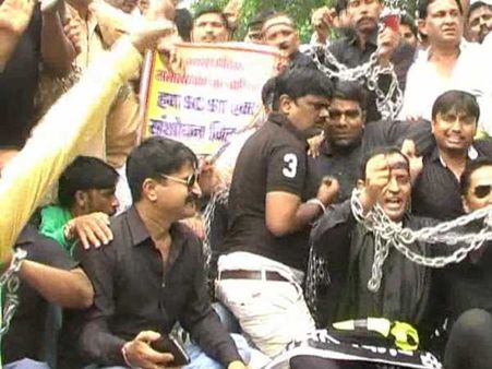 SC/ST एक्ट के विरोध में सवर्णों के साथ मुस्लिम भी मैदान में, बेड़ियां बांध किया अनोखा प्रदर्शन