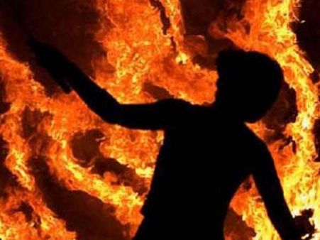 यूपी: आपसी रंजिश में आरोपियों ने युवक के पेट पर फोड़ा बम, आंते आई बाहर, हालत गंभीर