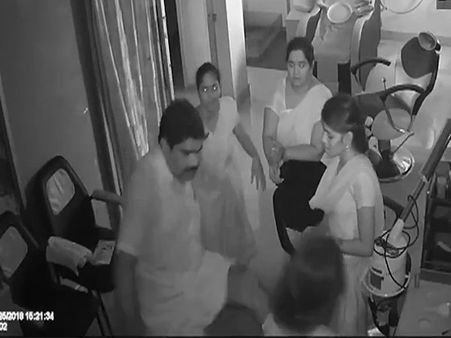 VIDEO: पूर्व पार्षद ने ब्यूटी पार्लर में घुसकर महिला को लातों से पीटा, पार्टी ने किया सस्पेंड