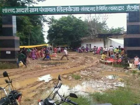 सड़क हादसे में मां-बाप की मौत, मां की गोद में महफूज रही 5 महीने की मासूम बच्ची