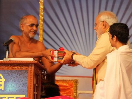 जैन मुनि तरुण सागर के निधन पर पीएम मोदी समेत बड़ी राजनीतिक हस्तियों ने जताया शोक