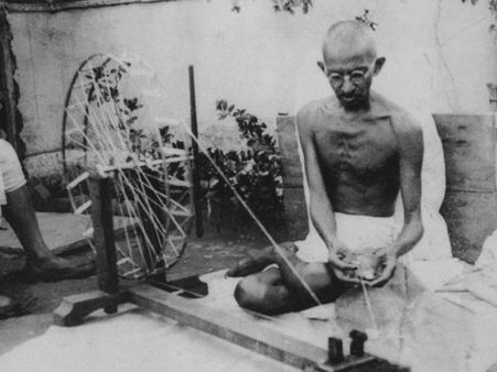 चरखे पर लिखा महात्मा गांधी का खत 4 लाख में हुआ नीलाम