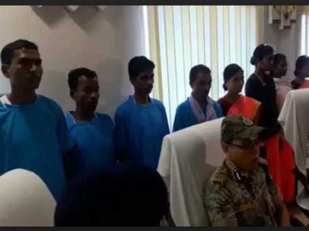 छत्तीसगढ़: कई बड़ी वारदातों में शामिल एक लाख की ईनामी महिला नक्सली समेत 8 ने किया सरेंडर