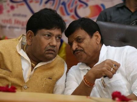 इस अंडरवर्ल्ड डॉन के भाई को शिवपाल ने अपने बगल में बैठाया, मंच पर किया सम्मानित