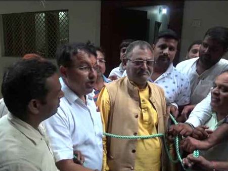 यूपी: SC/ST ACT के विरोध में बीजेपी विधायक को रस्सियों से बांधकर किया प्रदर्शन