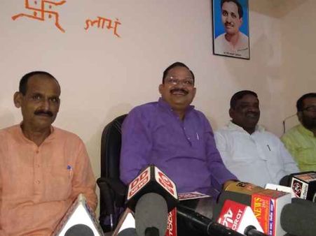 Sc/St एक्ट मामले पर भाजपा सांसद ने जोड़े हाथ, बोले- मैं बेबस हूं