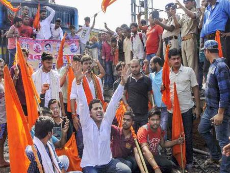 एससी/एसटी एक्ट के खिलाफ कैसा रहा भारत बंद, देखिए 10 तस्वीरें