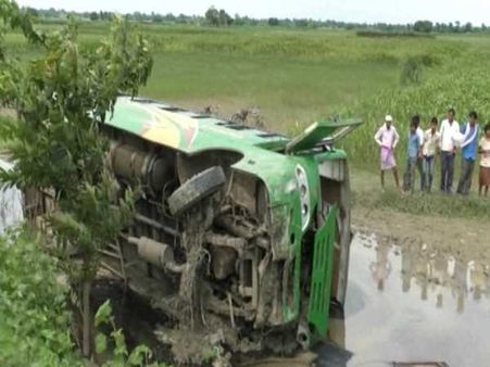 स्टेयरिंग फेल होने से बस पलटकर खाई में गिरी, आधा दर्जन लोग घायल
