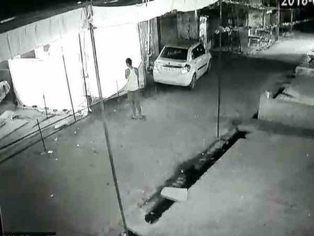 यूपी: गणेश की मूर्ति पर चढ़ी नोटों की माला उड़ा ले गया चोर, देखिए पूरी घटना