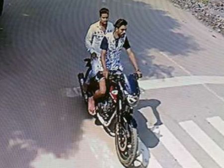 बाइक सवार बदमाशों ने महिला के गले से छीनी चेन, सीसीटीवी में कैद हुई घटना