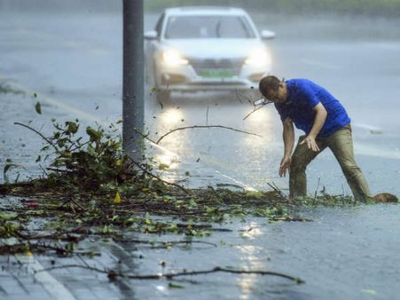 चीन के सबसे ज्यादा आबादी वाले शहर पहुंचा खतरनाक तूफान मैंगफुट, चार लोगों की मौत