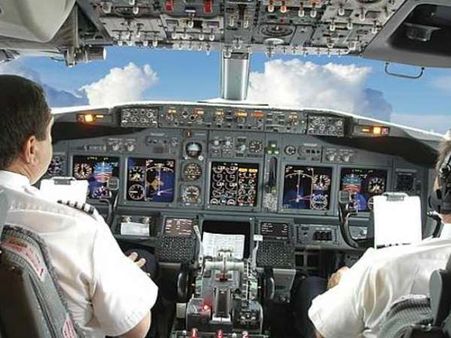 कॉकपिट में जाकर मोबाइल चार्ज करना चाहता था, फ्लाइट से नीचे उतारा