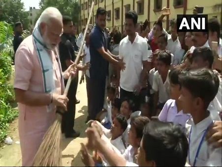 'स्वच्छता ही सेवा' अभियान: पीएम मोदी ने लगाई झाड़ू, बच्चों को स्वच्छता का महत्व समझाया