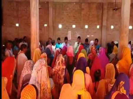 यूपी: योगी के गढ़ में धर्म परिवर्तन से गरमाया महौल, प्रार्थना सभा की आड़ में हो रहा था धर्मांतरण