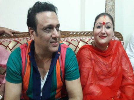 मिर्जापुर के इस मंदिर में पत्नी संग नजर आए सुपरस्टार गोविंदा, पुजारी के घर बिताई रात