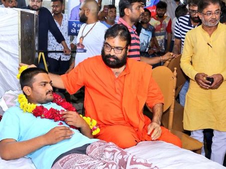 अनशन के आठवें दिन हार्दिक पटेल की तबीयत बिगड़ी, दो दिन बाद पिया पानी