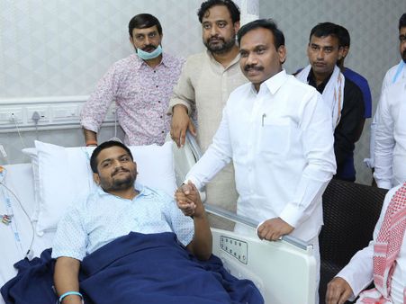 अस्पताल में भी जारी है हार्दिक पटेल का अनशन, कई नेता मिलने पहुंचे