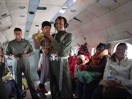 हिमाचल प्रलय: खाने के पैकेट पर टूट पड़ते फंसे लोग फिर इस तरह आए मौत के मुंह से बाहर