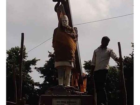 इलाहाबाद में इसलिए हटाई गई पूर्व प्रधानमंत्री पंडित जवाहरलाल नेहरू की प्रतिमा, कांग्रेसियों ने किया हंगामा