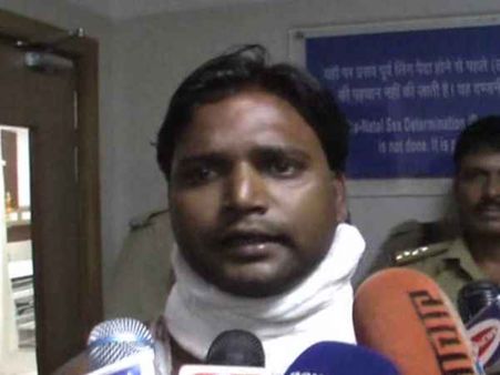 लॉकअप के अंदर आरोपी ने काटी गर्दन, बोला-पुलिस की वजह से किया ऐसा