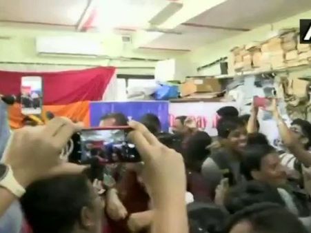 VIDEO: समलैंगिकता पर फैसला आने के बाद जश्न में डूबे LGBT समुदाय के लोग