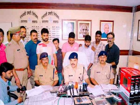 यूपी: फर्जी कॉल सेंटर गिरोह का हुआ पर्दाफाश, विश्वविद्यालय का छात्र नेता भी हुआ गिरफ्तार
