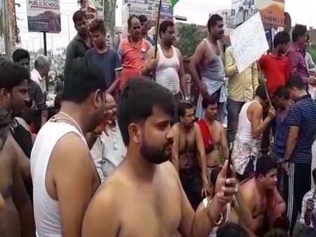 SC/ST एक्ट के विरोध में लखनऊ में लोगों ने कपड़े उतारकर किया प्रदर्शन