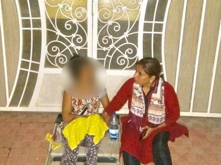 बीमार महिला ने दवा के लिए मांगे पैसे तो ससुराल वालों ने घर से निकाला