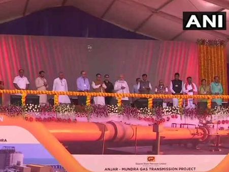 पीएम मोदी ने किया मुंद्रा एलएनजी टर्मिनल का उद्घाटन, बोले- अब हवाई चप्पल वाले लोग भी हवाई जहाज में सफर कर रहे हैं