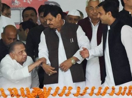आखिर किसके साथ हैं मुलायम सिंह यादव, बेटे अखिलेश या फिर भाई शिवपाल?