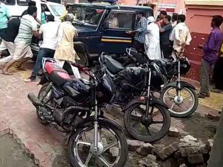 फिल्मी स्टाइल में पुलिस कस्टडी से युवती को छुड़ा ले गए परिजन, घटना CCTV में कैद